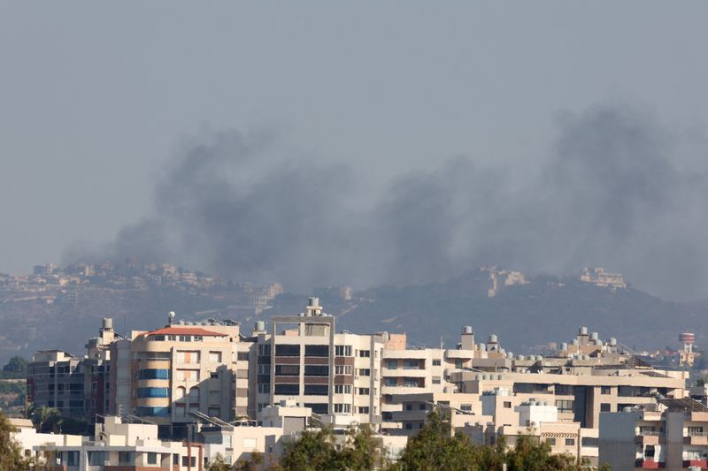 © Reuters. Smoke billows amid the ongoing hostilities between Hezbollah and Israeli forces, as seen from Tyre, southern Lebanon October 4, 2024. REUTERS/Aziz Taher