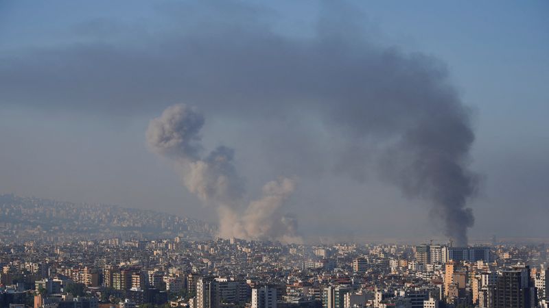 &copy; Reuters. Smoke billows over Beirut's southern suburbs, amid ongoing hostilities between Hezbollah and Israeli forces, as seen from Sin El Fil, Lebanon October 5, 2024. REUTERS/Joseph Campbell