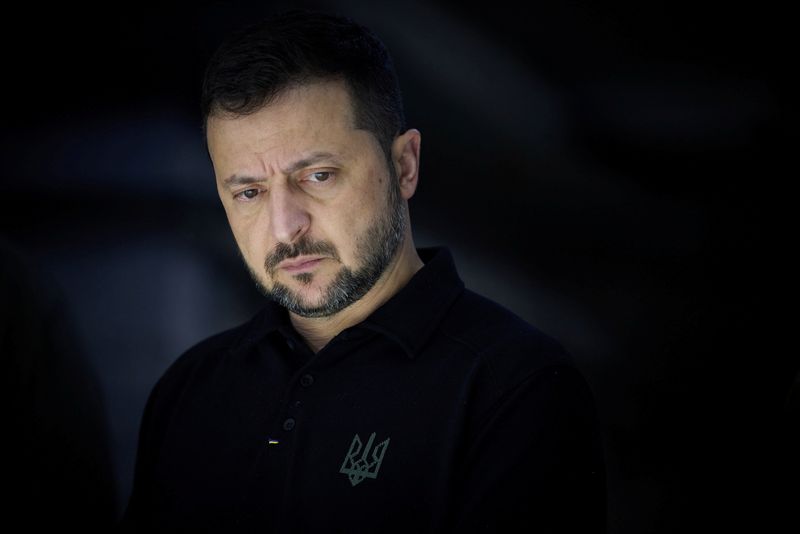 © Reuters. Ukraine's President Volodymyr Zelenskiy looks on as he visits a position of Ukrainian troops, in the course of Russia-Ukraine conflict, in Sumy region, Ukraine October 4, 2024. Ukrainian Presidential Press Service/Handout via REUTERS  