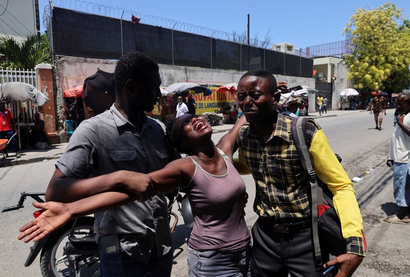 &copy; Reuters. FILE PHOTO: A woman is helped by others as she reacts upon seeing the dead body of her brother who was shot dead by unknown assailants, in Port-au-Prince, Haiti September 9, 2024. REUTERS/Ralph Tedy Erol/File Photo