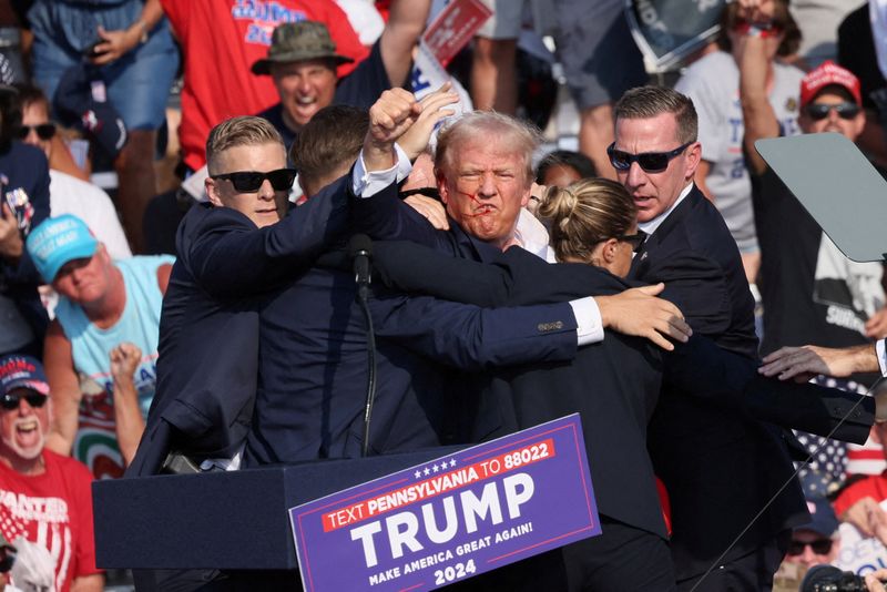 &copy; Reuters. FILE PHOTO: Republican presidential candidate and former U.S. President Donald Trump gestures with a bloodied face as multiple shots rang out during a campaign rally at the Butler Farm Show in Butler, Pennsylvania, U.S., July 13, 2024. REUTERS/Brendan McD