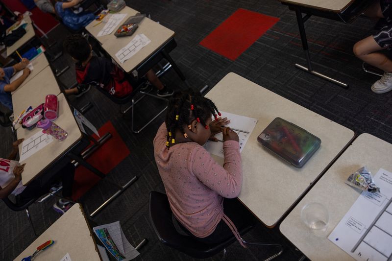 &copy; Reuters. An immigrant student attends first-grade class at the public elementary school in Charleroi, Pennsylvania, U.S., September 25, 2024. REUTERS/Carlos Barria