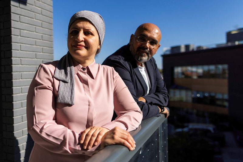 &copy; Reuters. Reem Alyazouri and her husband, Ashraf Alyazouri, who escaped Gaza and reached Toronto, pose for a photograph in Toronto, Ontario, Canada, September 30, 2024. They remain anxious for her parents, who, like thousands of Palestinians, are stuck in Egypt awa