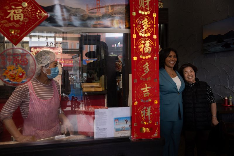 © Reuters. FILE PHOTO: San Francisco mayor and incumbent candidate London Breed pose for a picture with a local restaurant owner during a campaign event in San Francisco, California, U.S., August 29, 2024. REUTERS/Carlos Barria/File Photo