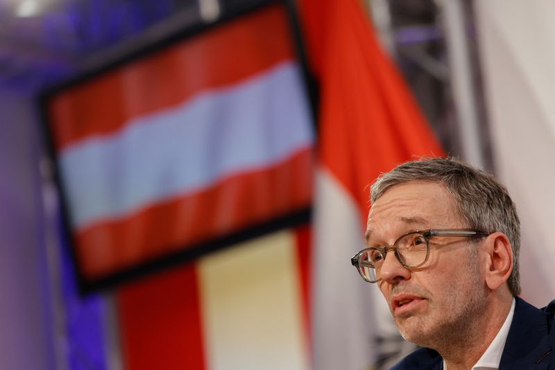 © Reuters. The leader of Austria's far-right Freedom Party (FPO), Herbert Kickl, holds a press conference on the coalition talks that are beginning after the FPO won a parliamentary election for the first time but fell short of a majority in Vienna, Austria, October 5, 2024. REUTERS/Lisa Leutner