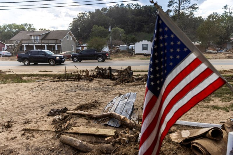 &copy; Reuters. FILE PHOTO: Cars drive along a road affected by floods following the passing of Hurricane Helene in Old Fort, North Carolina, U.S., October 4, 2024.  REUTERS/Eduardo Munoz/File Photo