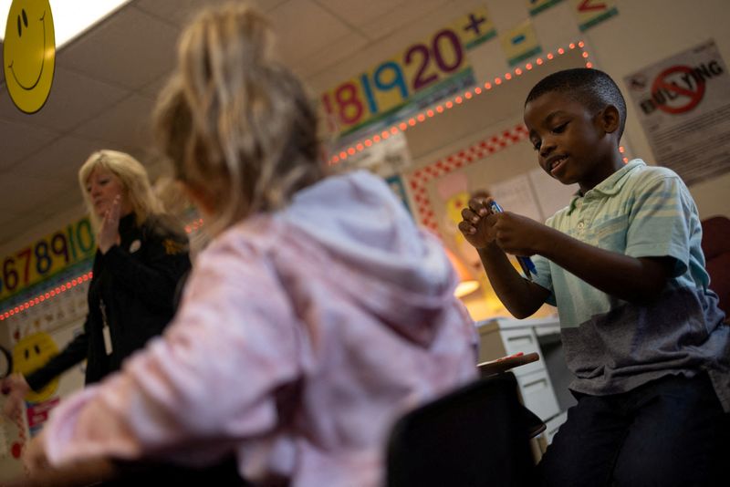 © Reuters. An immigrant student attends first-grade teacher Dana Smith's class at the public elementary school in Charleroi, Pennsylvania, U.S., September 25, 2024. REUTERS/Carlos Barria