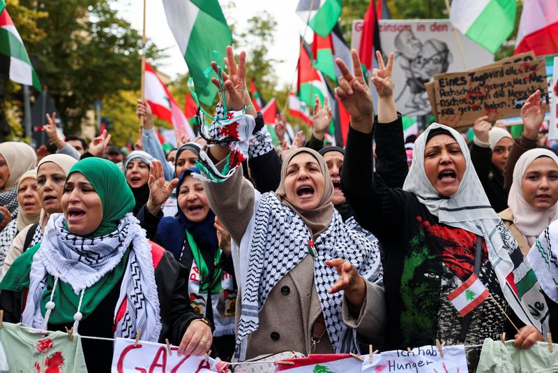 © Reuters. Protesters react holding Lebanese and Palestinian flags during a demonstration in solidarity with Palestinians in Gaza, ahead of the October 7 attack anniversary, amid the Israel-Hamas conflict, in Berlin, Germany, October 5, 2024. REUTERS/Christian Mang