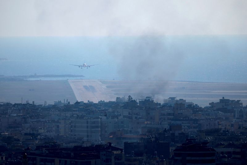 © Reuters. Avião pousa no aeroporto internacional de Beirute, com fumaça causada por ataque israelense perto
05/10/2024
REUTERS/Louisa Gouliamaki