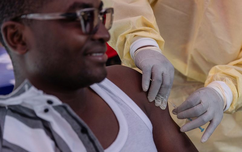 © Reuters. A Congolese health official administers a mpox vaccination to a man, a key step in efforts to contain an outbreak that has spread from its epicentre, at a hospital in Goma, North Kivu province, Democratic Republic of Congo October 5, 2024. REUTERS/Stringer