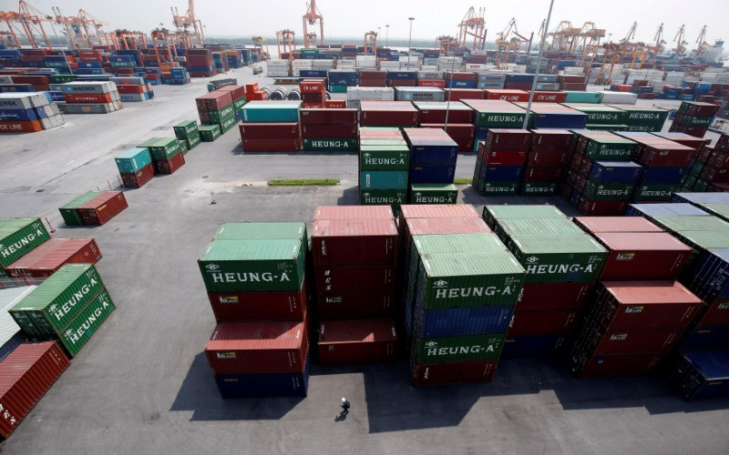 © Reuters. FILE PHOTO: Shipping containers are seen at a port in Hai Phong city, Vietnam July 12, 2018. REUTERS/Kham/File Photo