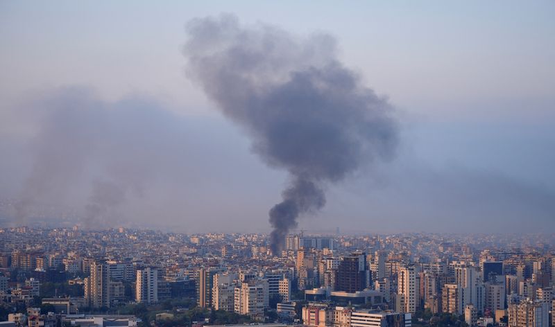 © Reuters. Smoke billows over Beirut's southern suburbs, amid the ongoing hostilities between Hezbollah and Israeli forces, as seen from Sin El Fil, Lebanon October 6, 2024. REUTERS/Joseph Campbell