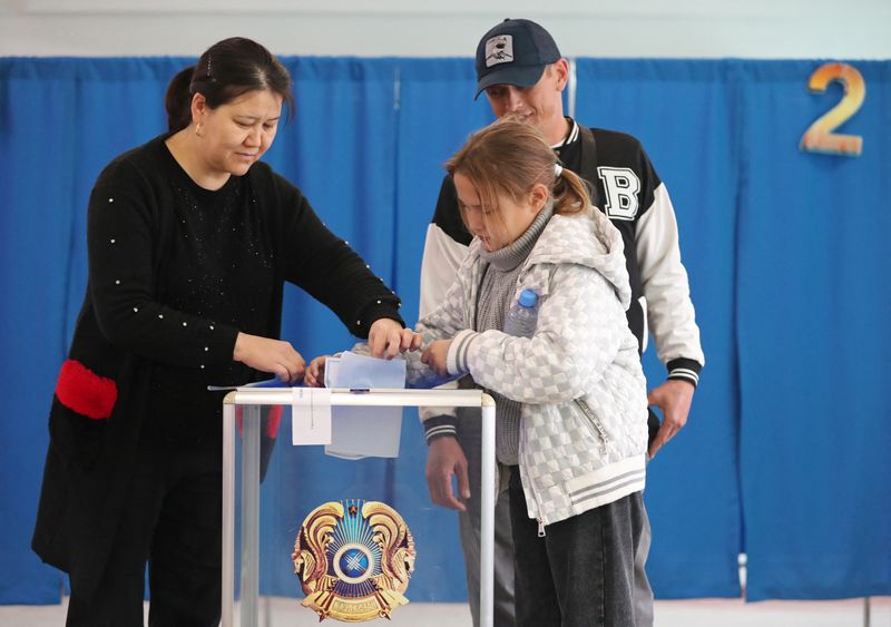 © Reuters. People cast their votes during a referendum on the construction of a nuclear power plant, at a polling station in the village of Ulken in the Almaty Region, Kazakhstan October 6, 2024. REUTERS/Pavel Mikheyev