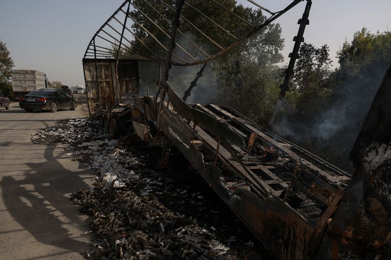 © Reuters. FILE PHOTO: A view shows a semi-truck destroyed during a Russian drone strike near Ukraine-Romania border, amid Russia's attack on Ukraine, in Odesa region, Ukraine October 2, 2024. REUTERS/Nina Liashonok/File Photo