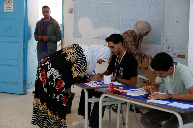 © Reuters. A woman votes at a polling station during the presidential election in Tunis, Tunisia October 6, 2024. REUTERS/Zoubeir Souissi