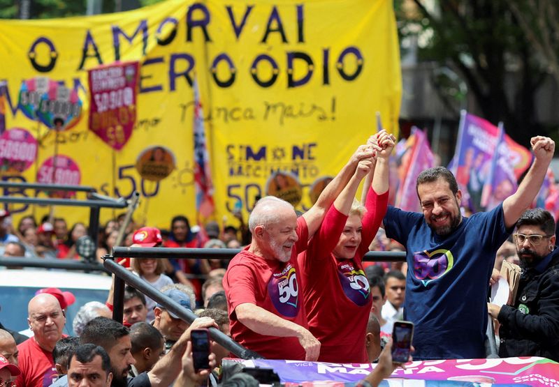 © Reuters. Sao Paulo Mayor candidate Guilherme Boulos takes part in a rally with his vice-mayor candidate Marta Suplicy and Brazil's President Luiz Inacio Lula da Silva, in Sao Paulo, Brazil October 5, 2024. REUTERS/Felipe Iruata