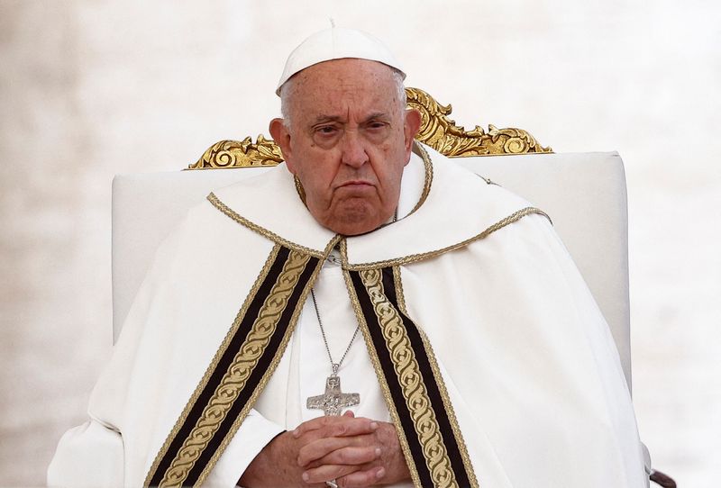 &copy; Reuters. FILE PHOTO: Pope Francis looks on, at a mass to open the Synod of Bishops in St. Peter's square at the Vatican, October 2, 2024. REUTERS/Guglielmo Mangiapane/File Photo