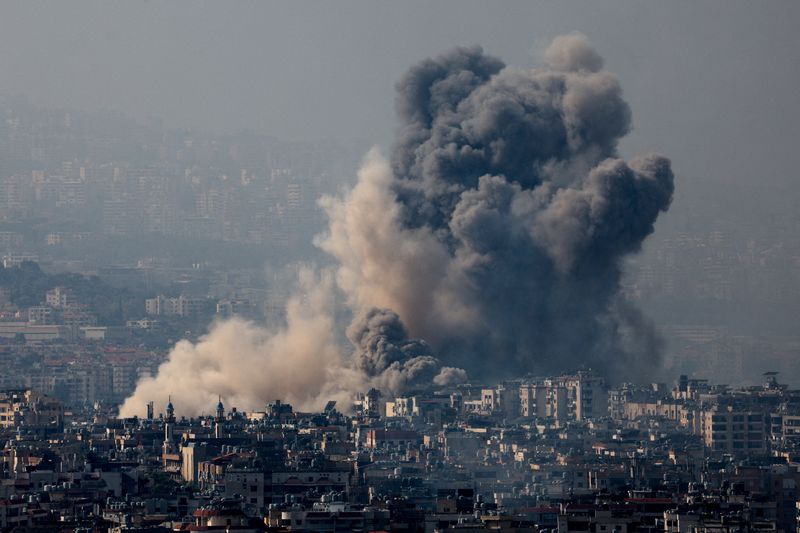 &copy; Reuters. Fumaça sobe sobre subúrbios do sul de Beirute após ataquen06/10/2024nREUTERS/Amr Abdallah Dalsh