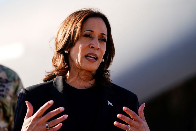 © Reuters. FILE PHOTO: Democratic presidential nominee and U.S. Vice President Kamala Harris speaks to the members of the media, following a briefing with officials, in the wake of Hurricane Helene in Charlotte, North Carolina, U.S., October 5, 2024. REUTERS/Elizabeth Frantz/File Photo