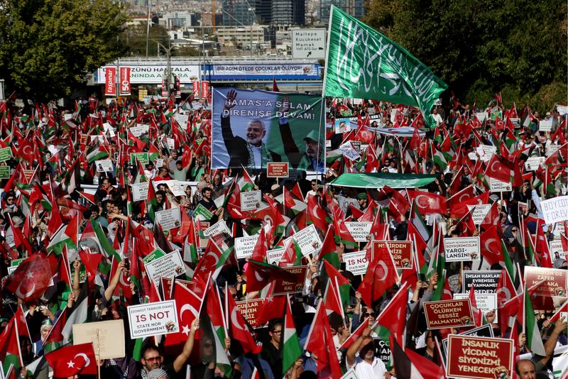 &copy; Reuters. Demonstrators wave Turkish and Palestinian flags during a protest to express support for Palestinians in Gaza, a day ahead of the anniversary of the October 7th attack, amid the Israel-Hamas conflict, in Ankara, Turkey, October 6, 2024. REUTERS/Cagla Gurd