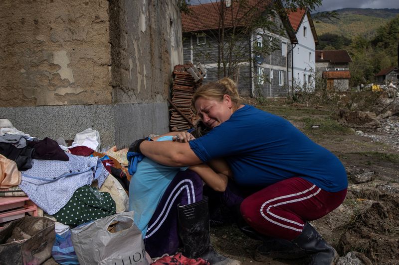 © Reuters. Medina Kezo and Elvedina Poturovic react after floods and landslides in a village of Trusina, Bosnia and Herzegovina, October 6, 2024. REUTERS/Marko Djurica