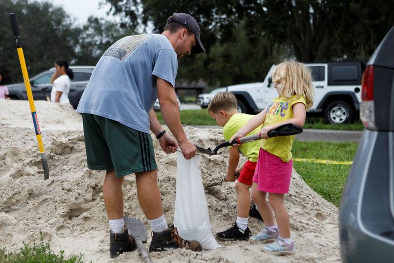 © Reuters. Preparations for Tropical Storm Milton, in Seminole, Florida, October 6, 2024. REUTERS/Octavio Jones