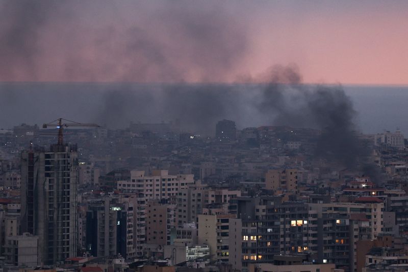 &copy; Reuters. Smoke rises in Beirut's southern suburbs during sunset, after Israeli air strikes, amid ongoing hostilities between Hezbollah and Israeli forces, as seen from Sin El Fil, Lebanon, October 6, 2024. REUTERS/Amr Abdallah Dalsh