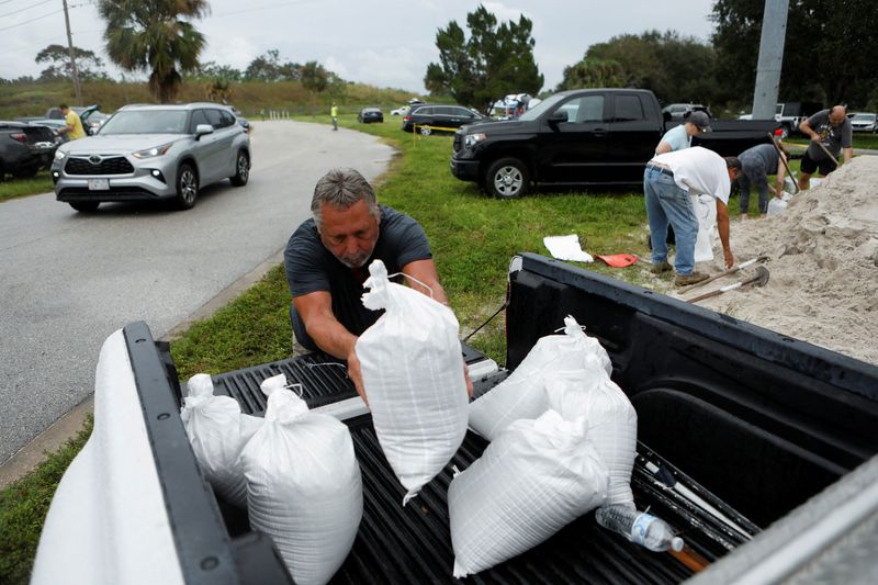 © Reuters. Bob Gendron loads sandbags onto his truck, as they are distributed to Pinellas County residents before the expected arrival of Tropical Storm Milton, in Seminole, Florida, U.S. October 6, 2024. REUTERS/Octavio Jones