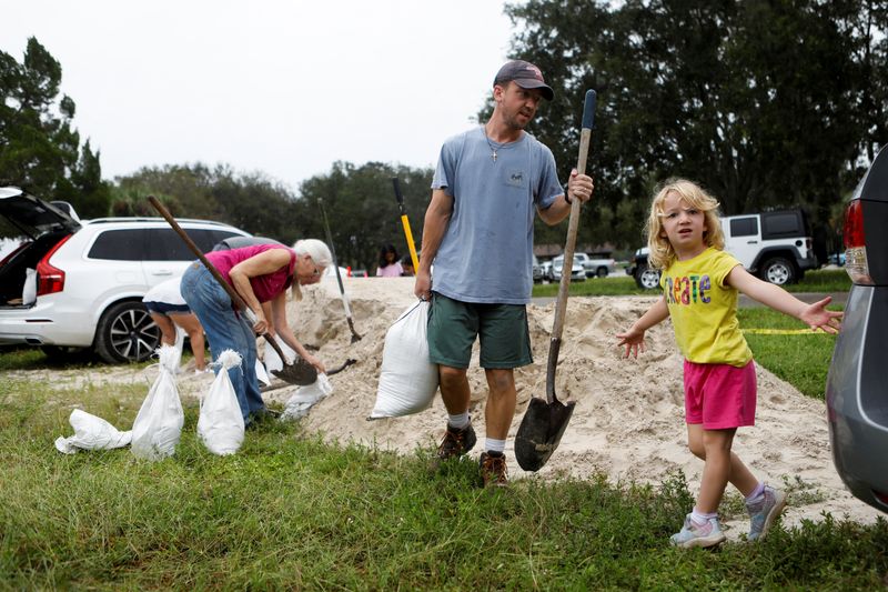 © Reuters. Pinellas County residents prepare for Milton, in Seminole, Florida, October 6, 2024. REUTERS/Octavio Jones