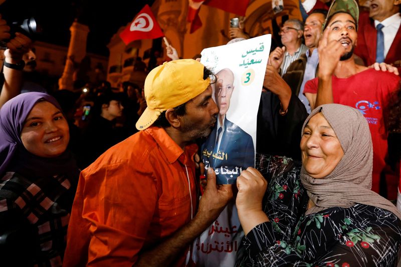 © Reuters. Supporters of Tunisian President Kais Saied, celebrate as exit poll shows Saied won the presidential election in Tunis, Tunisia October 6, 2024. REUTERS/Zoubeir Souissi     