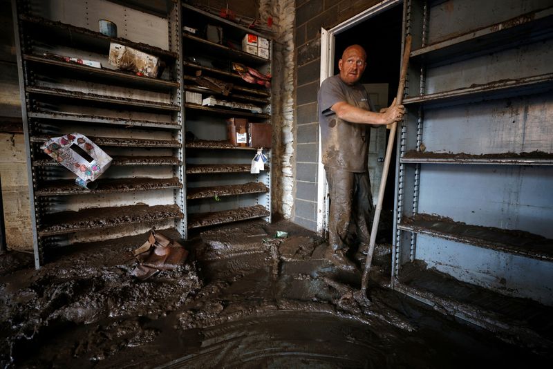 &copy; Reuters. Chris May pauses briefly while clearing mud from his badly flooded auto mechanic shop in the aftermath of Hurricane Helene, in Canton, North Carolina, U.S. October 3, 2024.  REUTERS/Jonathan Drake