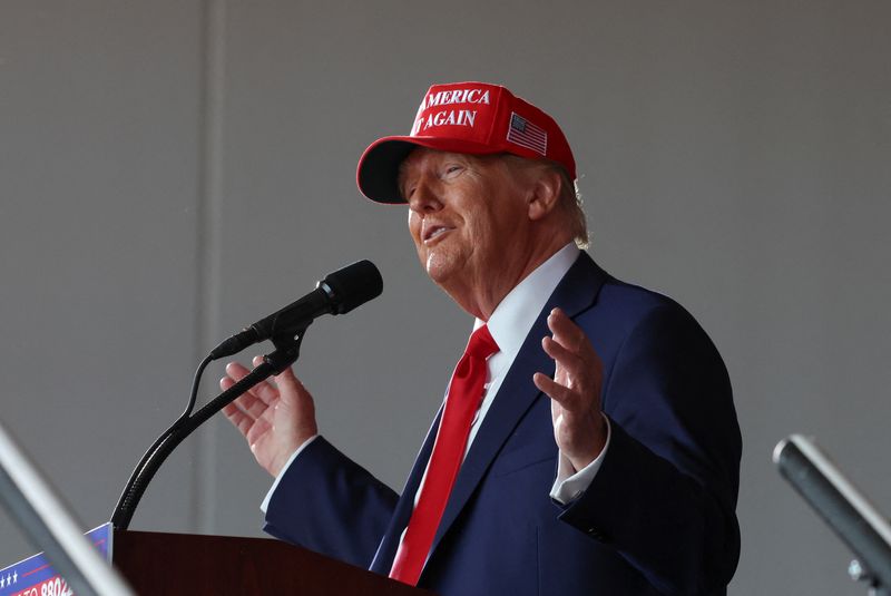 &copy; Reuters. Republican presidential nominee and former U.S. President Donald Trump gestures as he speaks during a rally in Juneau, Wisconsin, U.S., October 6, 2024. REUTERS/Brendan McDermid