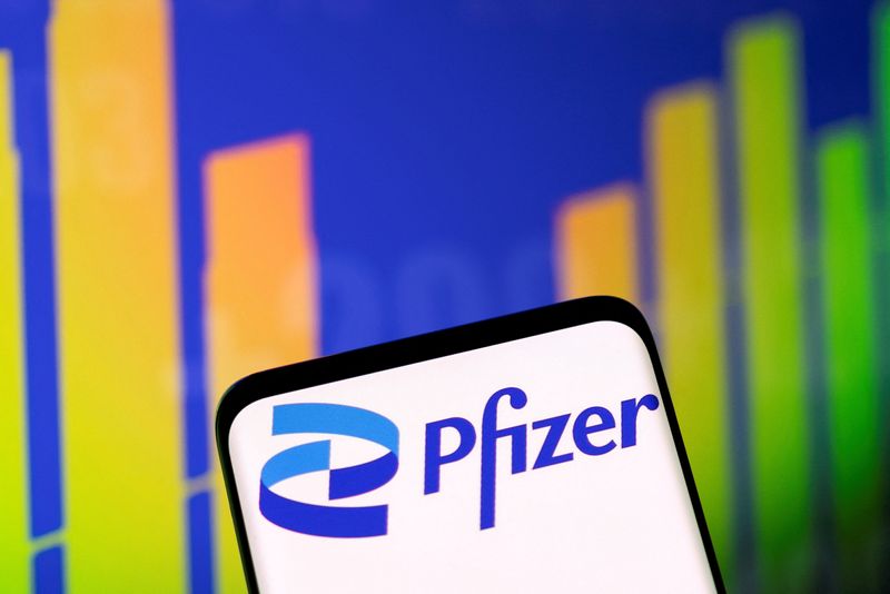 &copy; Reuters. FILE PHOTO: Pfizer logo and stock graph are seen in this illustration taken, May 1, 2022. REUTERS/Dado Ruvic/Illustration/File Photo