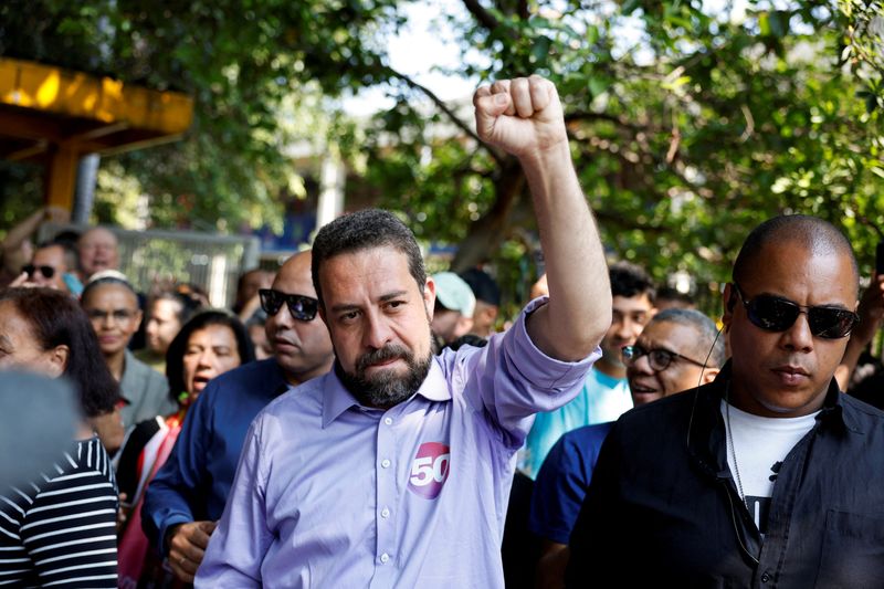 © Reuters. Sao Paulo mayor candidate leftist Guilherme Boulos gestures after voting at a polling station during the municipal elections in Sao Paulo, Brazil October 6, 2024. REUTERS/Maira Erlich