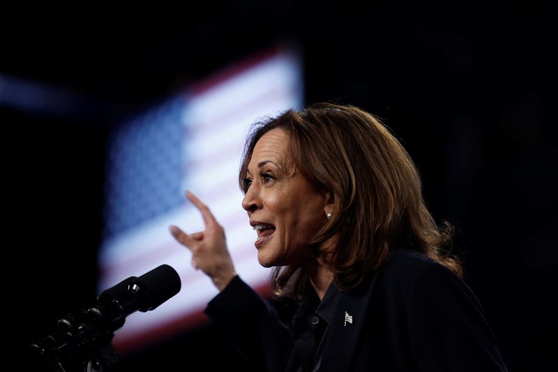 © Reuters. Democratic presidential nominee and U.S. Vice President Kamala Harris speaks during a campaign event at the Dort Financial Center in Flint, Michigan, U.S., October 4, 2024. REUTERS/Evelyn Hockstein