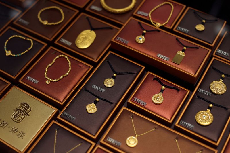 &copy; Reuters. FILE PHOTO: Gold jewellery is seen displayed for sale at a Chow Tai Fook jewellery store in Shanghai, China November 27, 2023. REUTERS/Nicoco Chan/File Photo