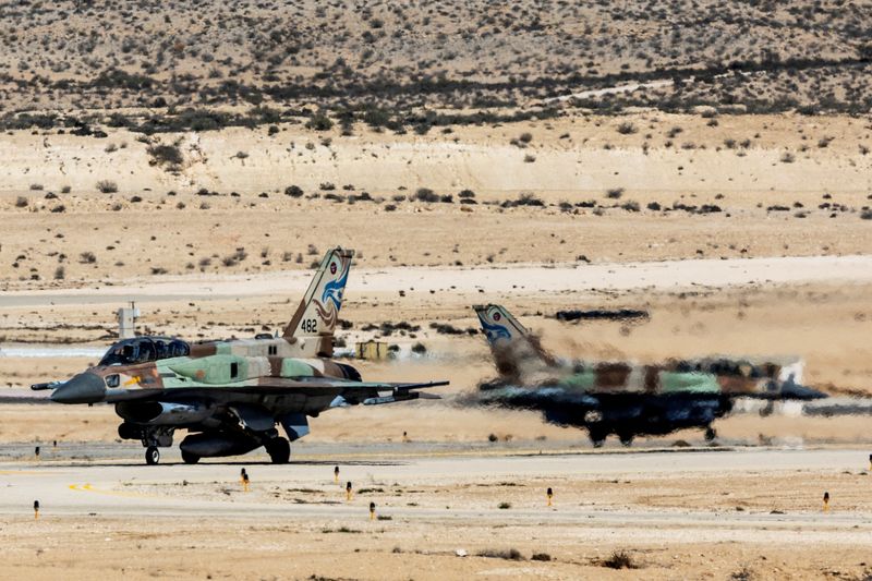 © Reuters. FILE PHOTO: A view shows Israeli F-16 fighter jets on a runway in an airbase in southern Israel, March 4, 2024. REUTERS/Ronen Zvulun/File Photo