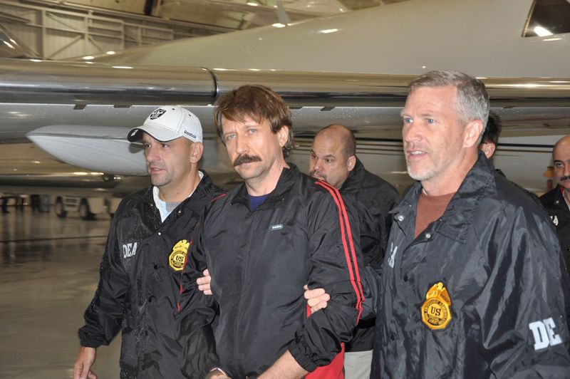 © Reuters. FILE PHOTO: Suspected Russian arms dealer Viktor Bout (C) is escorted by Drug Enforcement Administration (DEA) officers after arriving at Westchester County Airport in White Plains, New York November 16, 2010. REUTERS/U.S. Department of Justice/Handout/File Photo