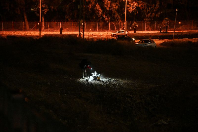 &copy; Reuters. An Israeli police officer inspects the remains of a projectile after a rocket was fired from Lebanon and landed in Israel, amid cross-border hostilities between Hezbollah and Israel, in Haifa, Israel, October 7, 2024. REUTERS/Rami Shlush