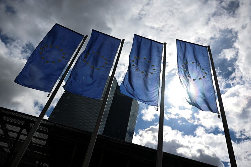 &copy; Reuters. Le bandiere dell'Unione Europea sventolano il giorno in cui la Presidente della Banca Centrale Europea (BCE) Christine Lagarde parla ai giornalisti dopo la riunione di politica monetaria del Consiglio direttivo a Francoforte, Germania, il 12 settembre 202