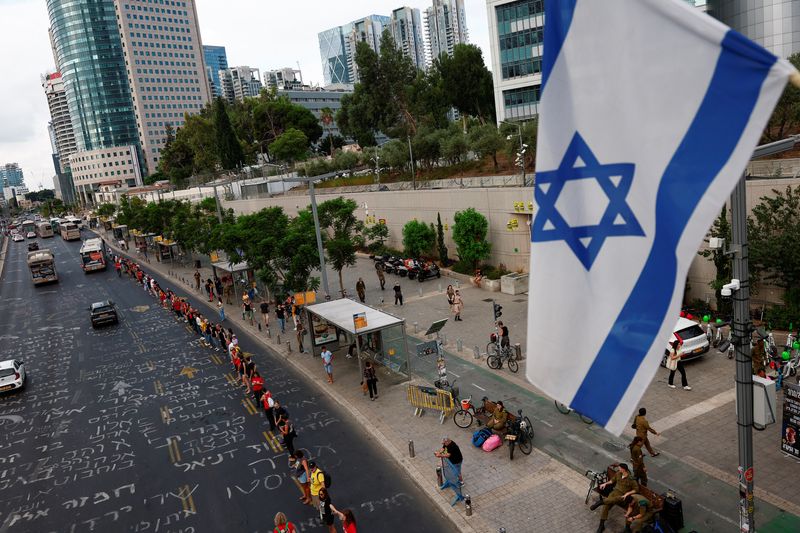 © Reuters. Israelis gather to mark one year since the deadly October 7 attack by Hamas, in Tel Aviv, Israel, October 7, 2024. Reuters/Gonzalo Fuentes