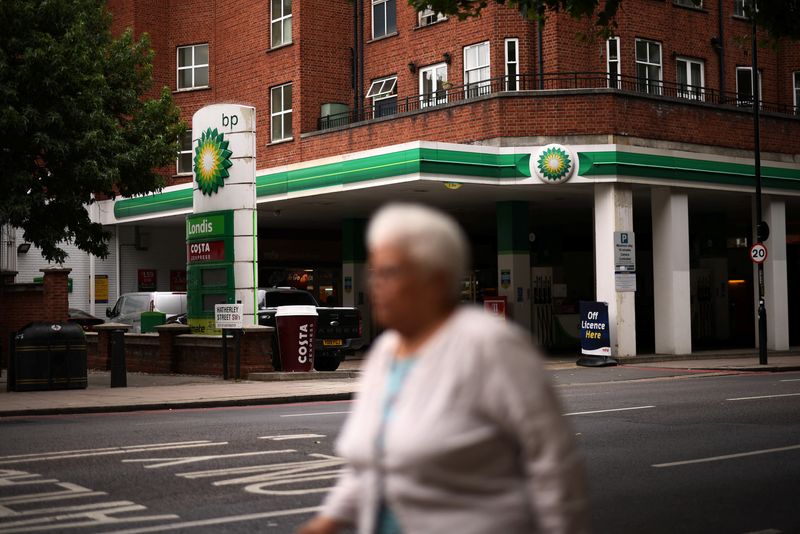 © Reuters. A person walks past a BP petrol station in central London, Britain, August 2, 2022. REUTERS/Henry Nicholls/File Photo