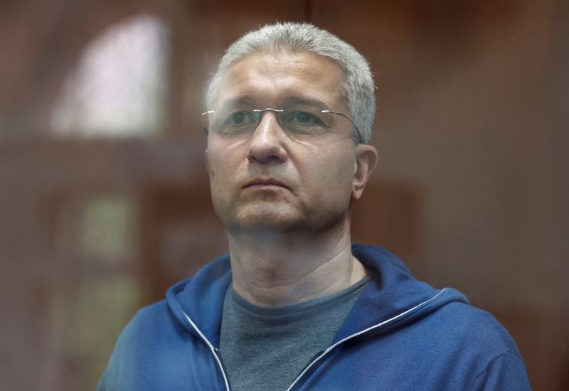 &copy; Reuters. Timur Ivanov, Russian Deputy Defence Minister, who was dismissed from his post and taken into custody on suspicion of accepting bribes, stands behind a glass wall of an enclosure for defendants before a court hearing in Moscow, Russia June 20, 2024. REUTE