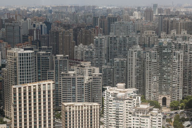 © Reuters. FILE PHOTO: Residential buildings are pictured in Shanghai, China, September 29, 2024. REUTERS/Tingshu Wang/File Photo