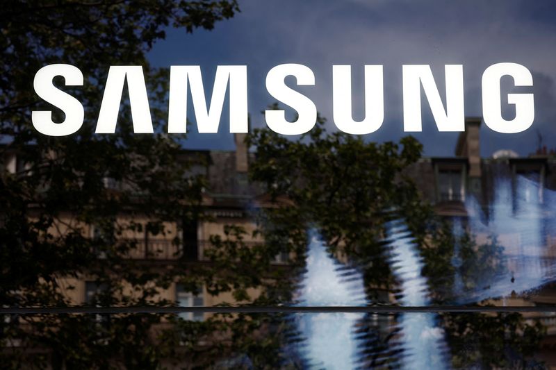 &copy; Reuters. FILE PHOTO: The Samsung logo is pictured during the inauguration of the Samsung Galaxy innovation space on the Champs-Elysees avenue in Paris, France, April 29, 2024. REUTERS/Benoit Tessier/File Photo