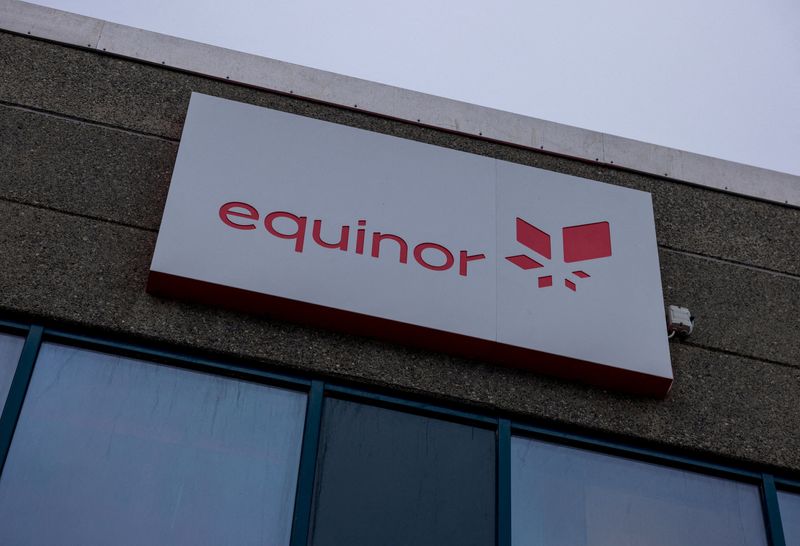 &copy; Reuters. Il logo di Equinor all'ingresso di un edificio del più grande impianto di gas naturale liquefatto dell'Europa occidentale, Hammerfest LNG, ad Hammerfest, Norvegia, 14 marzo 2024. REUTERS/Lisi Niesner