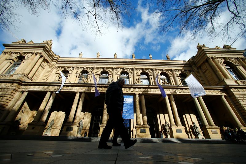 &copy; Reuters. Un edificio della Borsa di Francoforte a Francoforte, Germania, 28 febbraio 2017.  Foto REUTERS/Ralph Orlowski