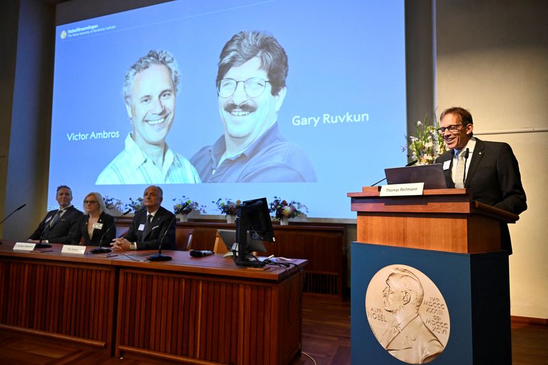 &copy; Reuters. Thomas Perlmann, segretario dell'Assemblea e del Comitato dei Nobel, parla mentre Victor Ambros e Gary Ruvkun ricevono il Premio Nobel per la Fisiologia o la Medicina di quest'anno, annunciato durante una conferenza stampa al Karolinska Institute, a Stocc