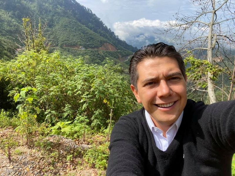 © Reuters. Mayor of Chilpancingo Alejandro Arcos poses for a selfie photo at the unknown location, in this handout image obtained on October 7, 2024.     Alejandro Arcos via Facebook/Handout via REUTERS