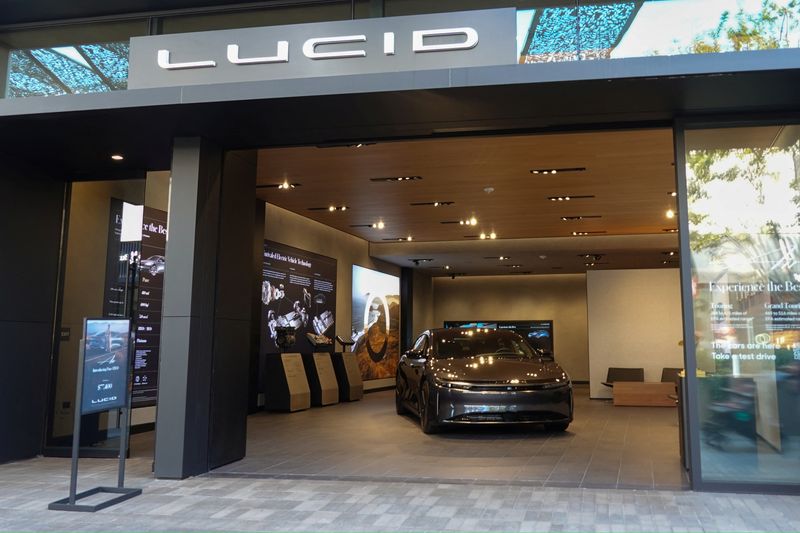 &copy; Reuters. FILE PHOTO: A Lucid electric vehicle is shown inside one of the company's retail stores at a shopping mall in San Diego, California, U.S.,October 20, 2023.     REUTERS/Mike Blake/File Photo